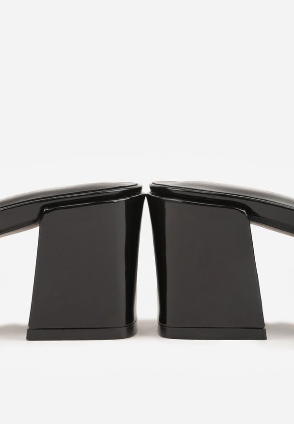 Renee - Czarne Klapki na Słupku w Eleganckim Stylu Zdobione Podłużną Aplikacją Achythia. Okazja: na co dzień. Kolor: czarny. Materiał: satyna, jeans. Wzór: aplikacja. Obcas: na słupku. Styl: elegancki