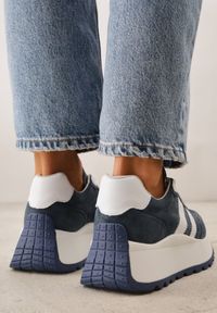 Renee - Granatowe Sneakersy ze Skóry Naturalnej na Platformie Cezella. Okazja: na co dzień. Kolor: niebieski. Materiał: skóra. Obcas: na platformie #2