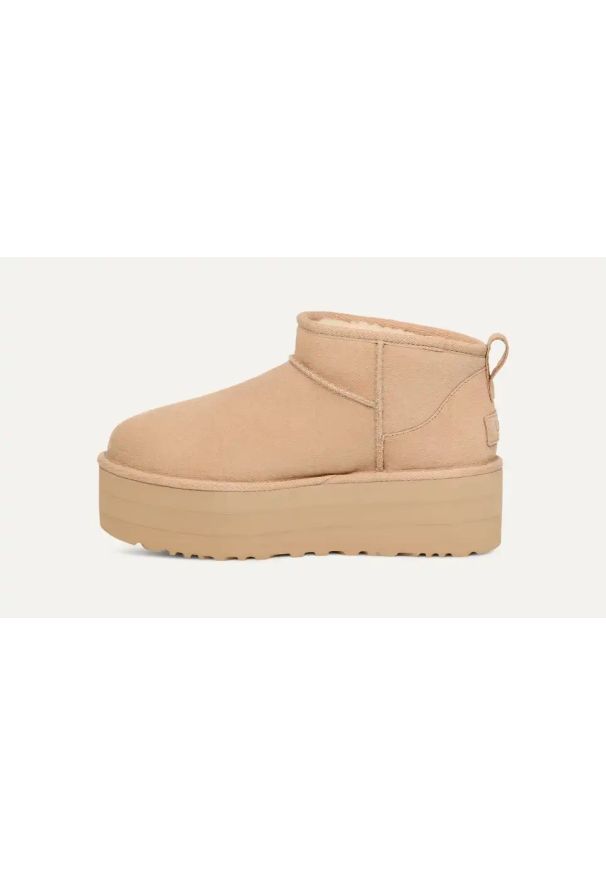 Ugg - Buty zimowe damskie UGG W CLASSIC ULTRA MINI PLATFORM. Okazja: na co dzień. Kolor: beżowy. Materiał: materiał, wełna, poliester, lyocell, zamsz. Szerokość cholewki: normalna. Wzór: aplikacja. Sezon: zima. Obcas: na platformie. Styl: klasyczny, casual
