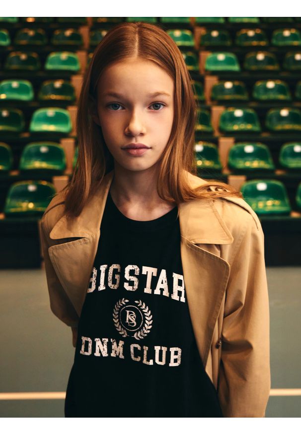 Big-Star - Koszulka dziewczęca z nadrukiem czarna Minka 906. Okazja: na uczelnię, na co dzień. Kolor: czarny. Materiał: bawełna, jeans, dzianina. Długość: krótkie. Wzór: nadruk. Styl: młodzieżowy, sportowy, casual