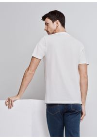 Ochnik - Kremowy T-shirt męski z nadrukiem. Kolor: biały. Materiał: bawełna. Wzór: nadruk