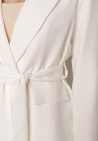 Born2be - Biały Komplet Garniturowy Marynarka z Wiązanym Paskiem i Spodnie Falloria. Kolor: biały #3