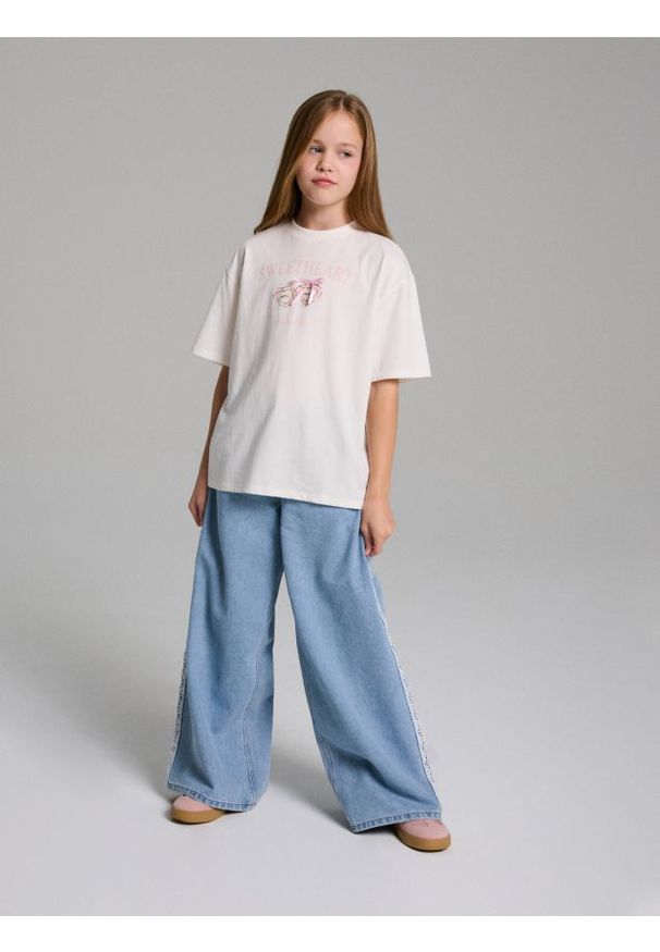 Sinsay - Bawełniana koszulka z napisem - kremowy. Kolor: kremowy. Materiał: bawełna. Wzór: napisy