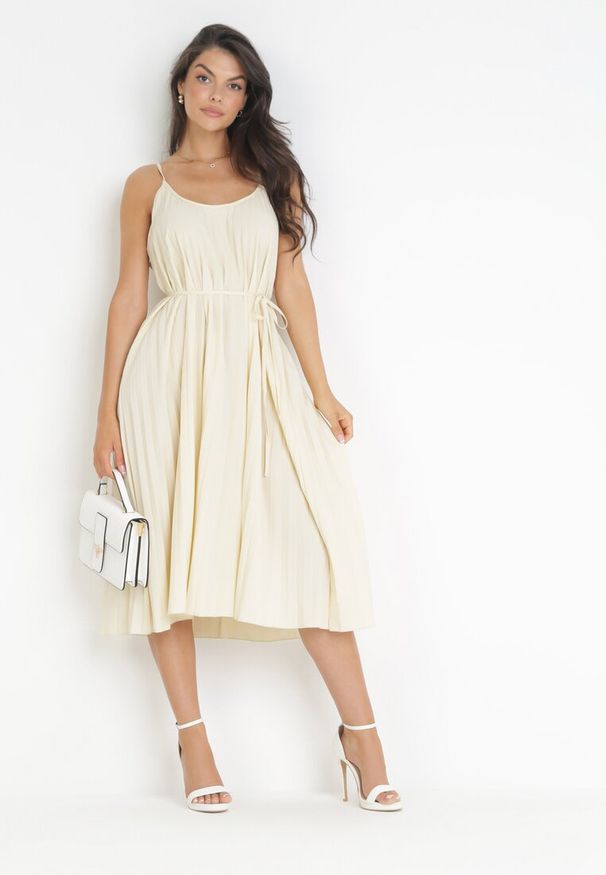 Born2be - Jasnobeżowa Plisowana Sukienka Midi ze Sznurkiem w Talii Eidas. Kolor: beżowy. Materiał: tkanina, materiał. Długość rękawa: na ramiączkach. Sezon: lato. Długość: midi