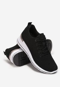 Born2be - Czarne Buty Sportowe Courbis. Nosek buta: okrągły. Kolor: czarny. Materiał: materiał. Szerokość cholewki: normalna. Wzór: aplikacja. Obcas: na koturnie #5