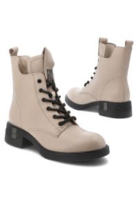 Beżowe Botki Vinceza Skórzane Buty Damskie. Okazja: na co dzień. Zapięcie: zamek. Kolor: beżowy. Szerokość cholewki: normalna. Materiał: skóra. Sezon: zima, jesień. Obcas: na obcasie. Styl: casual, elegancki. Wysokość obcasa: średni #8