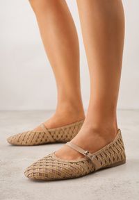 Renee - Beżowe Balerinki z Ażurowym Wzorem i Paskiem Astethera. Okazja: na co dzień. Zapięcie: pasek. Kolor: beżowy. Materiał: jeans. Wzór: ażurowy. Styl: casual, elegancki #1