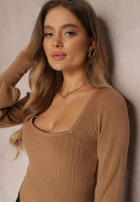 Renee - Brązowy Sweter Oranrad. Okazja: na co dzień. Typ kołnierza: dekolt kwadratowy. Kolor: brązowy. Materiał: dzianina, prążkowany, jeans. Długość: długie. Styl: klasyczny, casual #3