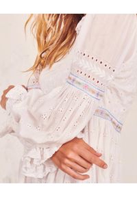 LOVE SHACK FANCY - Biała sukienka Jullian. Kolor: biały. Materiał: bawełna, koronka. Długość rękawa: długi rękaw. Wzór: aplikacja, ażurowy, koronka. Styl: boho. Długość: mini #5