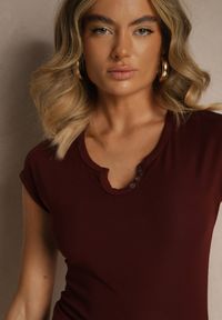 Renee - Bordowy Dopasowany T-shirt z Ozdobnymi Guziczkami i Wycięciem przy Dekolcie Benolla. Kolor: czerwony. Materiał: tkanina. Sezon: lato #4