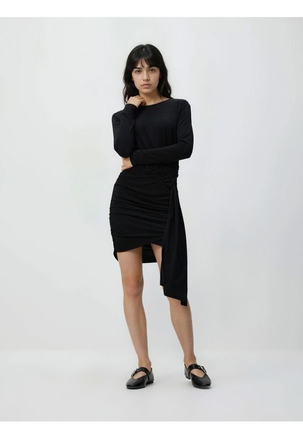 Reserved - Sukienka z ozdobnym detalem - czarny. Kolor: czarny. Materiał: dzianina. Wzór: gładki