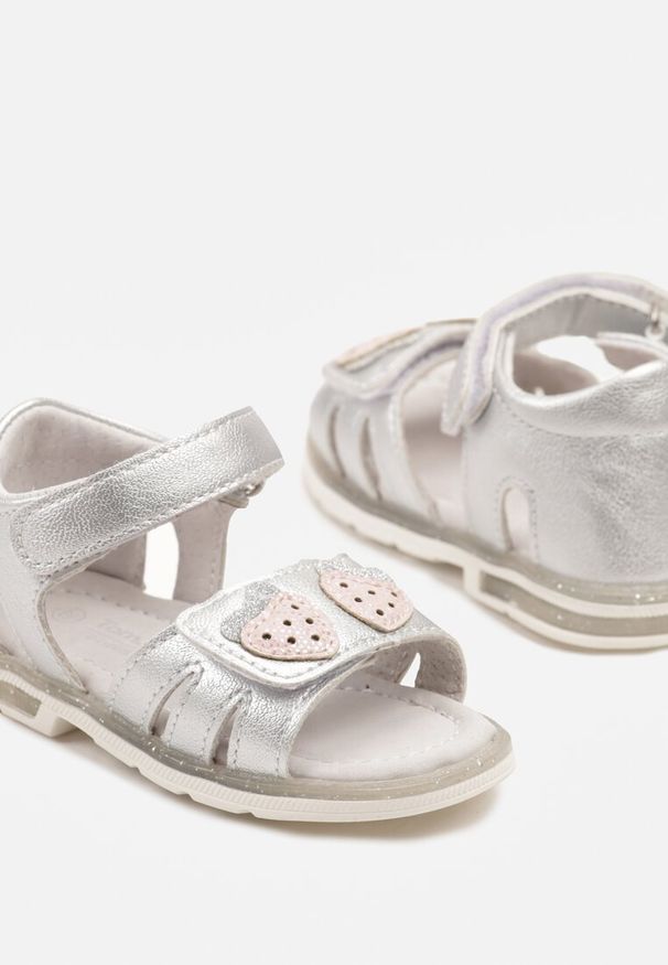 Born2be - Srebrne Sandały ze Skórzaną Wkładką i Aplikacjami Serc Elzeri. Okazja: na co dzień. Zapięcie: rzepy. Kolor: srebrny. Materiał: skóra. Wzór: aplikacja. Sezon: lato. Styl: elegancki, casual