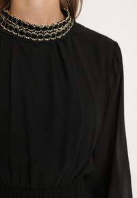 Born2be - Czarna Sukienka z Gumką w Talii Ozdobiona Aplikacjami przy Dekolcie Lilirae. Kolor: czarny. Wzór: aplikacja. Sezon: wiosna, lato. Styl: elegancki #9