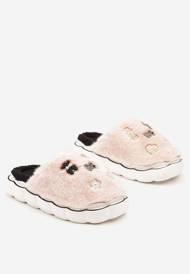 Born2be - Różowe Płaskie Kapcie Ozdobione Metalowymi Aplikacjami Emmika. Okazja: na co dzień. Kolor: różowy. Materiał: jeans. Wzór: aplikacja. Styl: casual