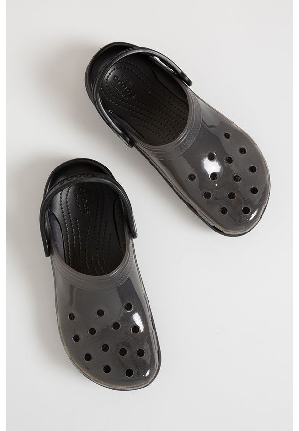 Crocs Klapki kolor czarny. Kolor: czarny. Materiał: guma. Obcas: na obcasie. Wysokość obcasa: niski