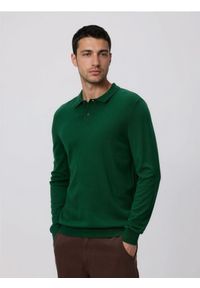Reserved - Wiskozowy sweter polo - zielony. Typ kołnierza: polo. Kolor: zielony. Materiał: wiskoza
