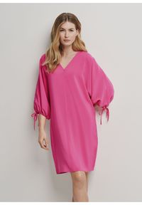 Ochnik - Krótka sukienka z bufiastymi rękawami. Kolor: różowy. Materiał: wiskoza. Długość: mini #1