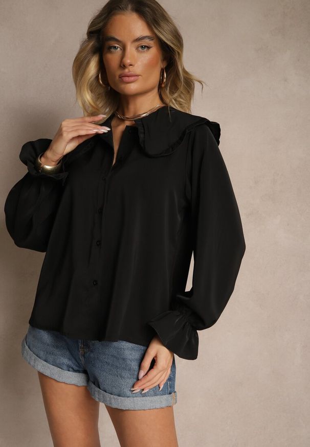 Renee - Czarna Koszula Ozdobiona Falbankami i Kołnierzykiem Evirana. Okazja: na co dzień. Typ kołnierza: kołnierz z falbankami. Kolor: czarny. Materiał: jeans. Długość rękawa: długi rękaw. Długość: długie. Wzór: aplikacja. Styl: casual, elegancki