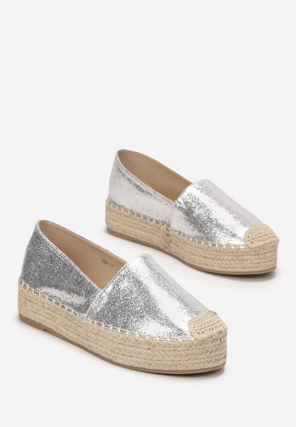 Born2be - Srebrne Lakierowane Espadryle na Plecionej Platformie Brigitte. Wysokość cholewki: przed kostkę. Nosek buta: okrągły. Kolor: srebrny. Materiał: lakier. Szerokość cholewki: normalna. Wzór: aplikacja. Sezon: lato, wiosna. Obcas: na platformie