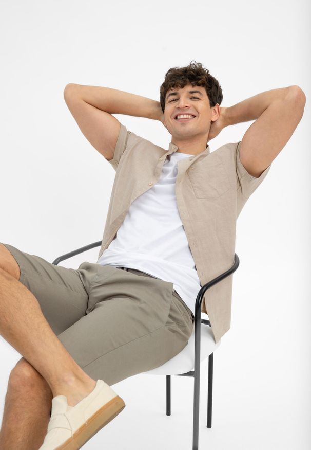 Volcano - Koszula z krótkim rękawem, Regular Fit, C-TRIFO. Typ kołnierza: kołnierzyk stójkowy. Kolekcja: plus size. Kolor: beżowy. Długość: krótkie. Wzór: aplikacja. Materiał: bawełna, materiał. Długość rękawa: krótki rękaw. Sezon: lato. Styl: klasyczny