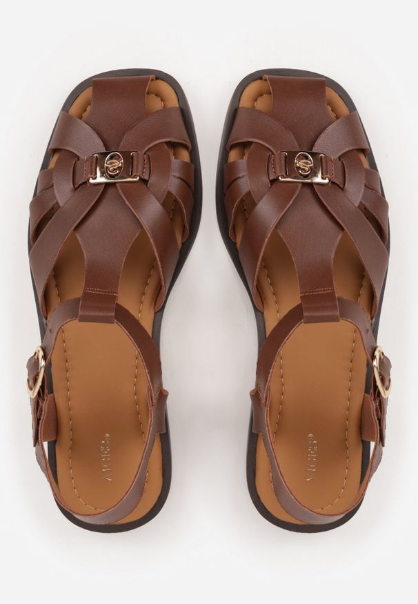 Born2be - Ciemnobrązowe Sandały VICES z Przeplatanymi Paskami i Elegancką Aplikacją Peticea. Okazja: na co dzień. Zapięcie: pasek. Kolor: brązowy. Materiał: jeans. Wzór: aplikacja. Sezon: lato. Styl: elegancki