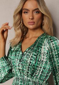 Renee - Zielona Plisowana Sukienka Maxi Ozdobiona Wzorem w Tweedowym Stylu Juvioa. Kolor: zielony. Materiał: tkanina. Wzór: aplikacja. Długość: maxi #2