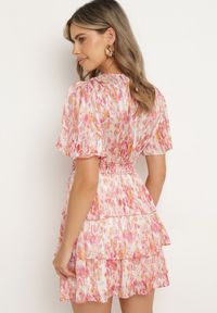 Born2be - Różowa Sukienka z Gumką w Pasie i Dekoltem w Serek z Falbankami Zdobiona Metaliczną Nicią Wralea. Typ kołnierza: dekolt w serek, kołnierz z falbankami. Kolor: różowy. Długość rękawa: krótki rękaw. Wzór: aplikacja #4
