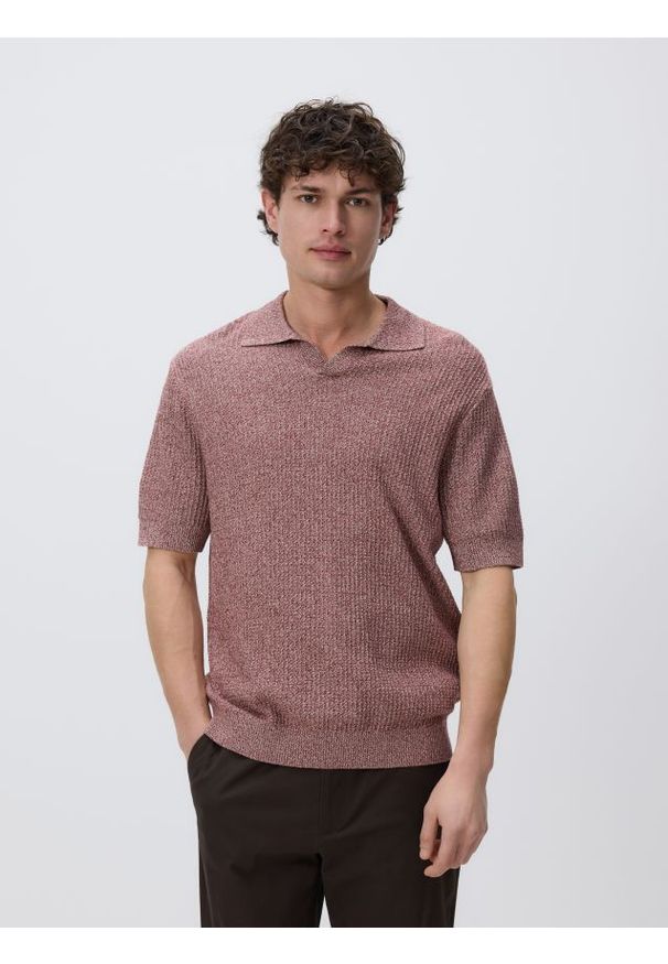 Reserved - Strukturalny sweter polo - czerwony. Typ kołnierza: polo. Kolor: czerwony. Materiał: bawełna, dzianina