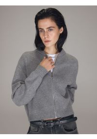 Reserved - Krótki kardigan z suwakiem - szary. Kolor: szary. Materiał: dzianina, prążkowany. Długość: krótkie