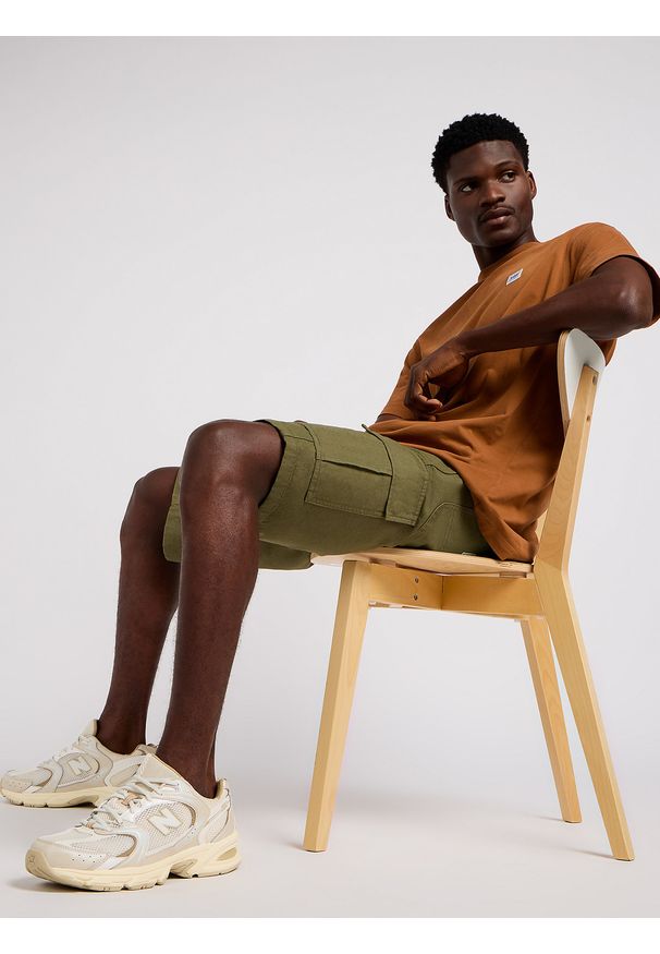 Lee - LEE MĘSKIE SZORTY MATERIAŁOWE LEE CARGO SHORT OLIVE GREEN 112349193. Materiał: materiał