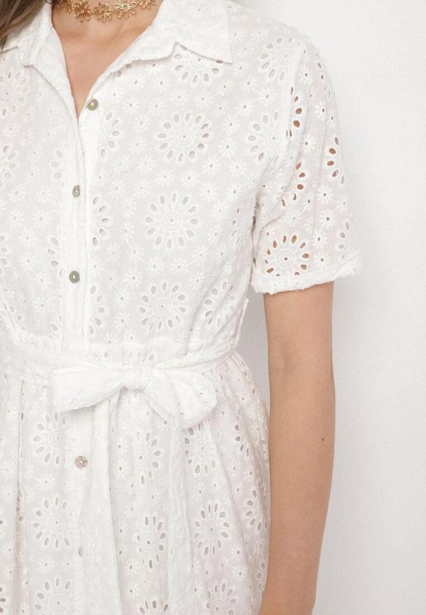 Born2be - Biała Bawełniana Sukienka Koszulowa z Wiązanym Paskiem Zdobiona Haftem Efriselle. Okazja: na co dzień. Typ kołnierza: kołnierzyk klasyczny. Kolor: biały. Materiał: bawełna. Wzór: haft, aplikacja. Typ sukienki: koszulowe. Styl: klasyczny, casual, elegancki