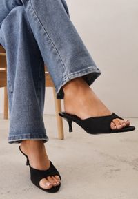 Born2be - Czarne Minimalistyczne Klapki z Imitacji Zamszu na Kaczuszce Zellenis. Okazja: na co dzień, na wesele, na ślub cywilny. Kolor: czarny. Materiał: zamsz. Sezon: lato. Obcas: na szpilce. Styl: elegancki, casual. Wysokość obcasa: niski #2