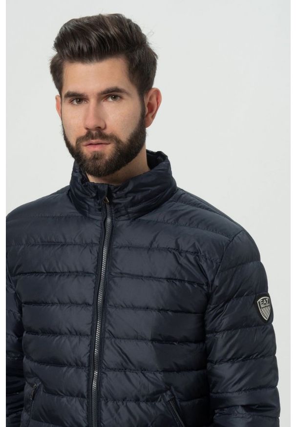 EA7 Emporio Armani - EA7 Granatowa kurtka męska. Typ kołnierza: kołnierzyk stójkowy. Kolor: niebieski. Materiał: guma, puch. Wzór: aplikacja