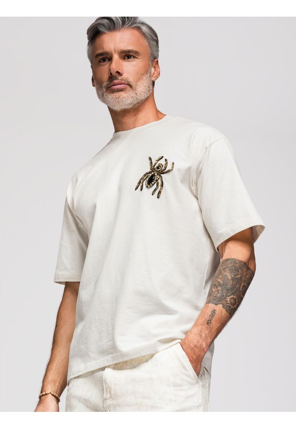 Ombre Clothing - Męska koszulka z aplikacją pająka z kamieni i złotych koralików - złamana biel V2. Okazja: na co dzień. Kolor: złoty. Materiał: jeans, dzianina, bawełna, materiał, elastan, jersey. Długość rękawa: krótki rękaw. Długość: krótkie. Wzór: aplikacja. Styl: casual