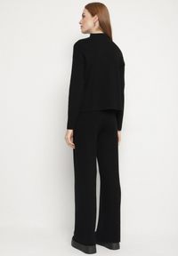 Born2be - Czarny Prążkowany Komplet Dzianinowy Szerokie Spodnie i Sweter z Półgolfem Fenitiva. Kolor: czarny. Materiał: dzianina, prążkowany #2