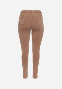 Born2be - Ciemnobeżowe Spodnie z Gumką w Talii i Prostymi Nogawkami Lotlipa. Okazja: na co dzień, na spotkanie biznesowe. Kolekcja: plus size. Kolor: beżowy. Styl: biznesowy, elegancki, casual #7
