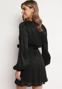 Born2be - Czarna Rozkloszowana Sukienka Mini z Gumką w Pasie Gaiame. Kolor: czarny. Materiał: materiał. Długość: mini #3