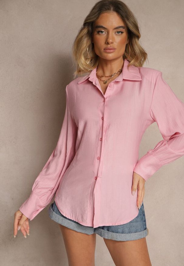 Renee - Różowa Koszula z Usztywnioną Linią Ramion i Wiązaniem Meroniela. Okazja: na spotkanie biznesowe, na co dzień. Kolor: różowy. Materiał: jeans. Styl: casual, elegancki, biznesowy
