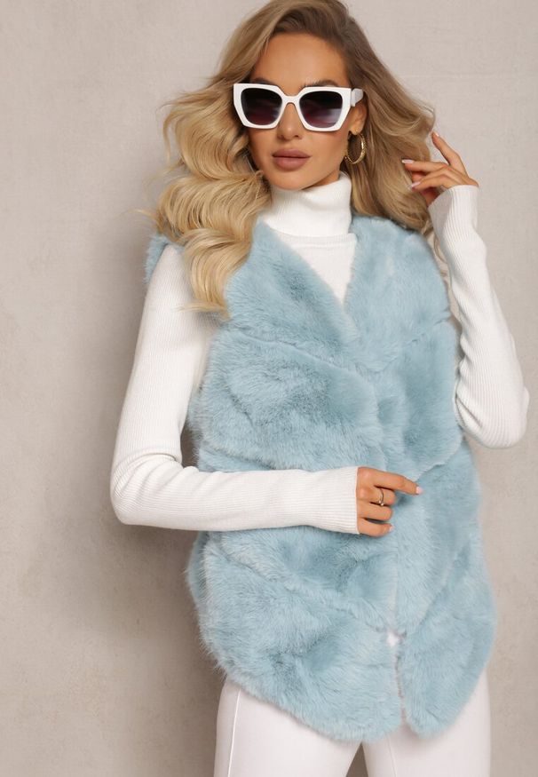 Renee - Jasnoniebieska Kamizelka z Futerkiem i Przeszyciami Iraau. Kolor: niebieski. Materiał: futro. Wzór: aplikacja