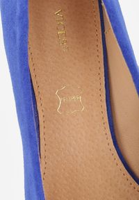 Renee - Niebieskie Czółenka na Słupku Vices ze Skórzaną Wkładką Savirae. Okazja: na co dzień. Kolor: niebieski. Materiał: skóra. Obcas: na słupku. Styl: casual, klasyczny, elegancki. Wysokość obcasa: niski #8