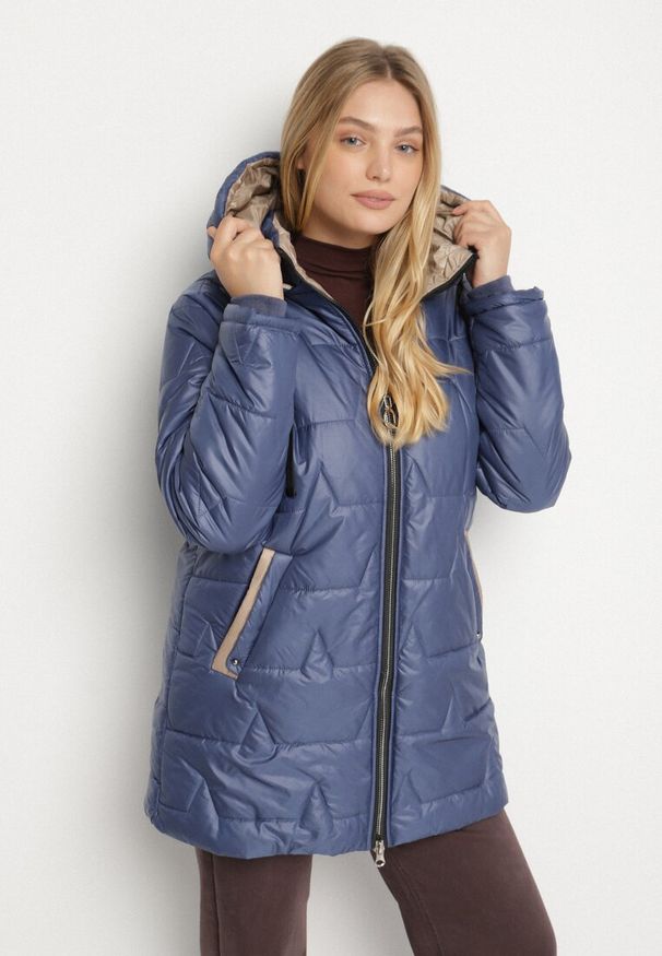 Born2be - Niebieska Pikowana Kurtka o Prostym Kroju z Kapturem Nileria. Okazja: na co dzień, do pracy, na spotkanie biznesowe. Typ kołnierza: kaptur. Kolekcja: plus size. Kolor: niebieski. Materiał: dzianina, jeans, poliester. Styl: casual, biznesowy