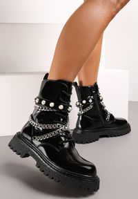 Renee - Czarne Lakierowane Botki z Łańcuchami i Perłami Wokół Cholewki Firaet. Nosek buta: okrągły. Zapięcie: zamek. Kolor: czarny. Materiał: lakier. Szerokość cholewki: normalna. Sezon: jesień, zima. Obcas: na obcasie. Wysokość obcasa: niski #1