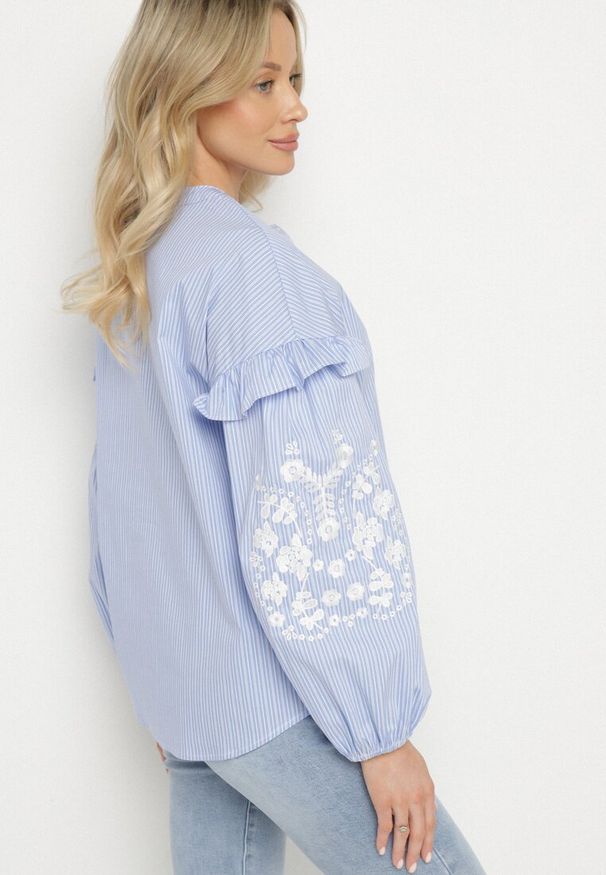 Born2be - Niebieska Bawełniana Koszula Bez Kołnierzyka Zdobiona Falbankami i Haftem Rivvia. Okazja: na co dzień. Typ kołnierza: bez kołnierzyka, kołnierz z falbankami. Kolor: niebieski. Materiał: bawełna. Wzór: aplikacja, haft. Styl: klasyczny, casual, elegancki