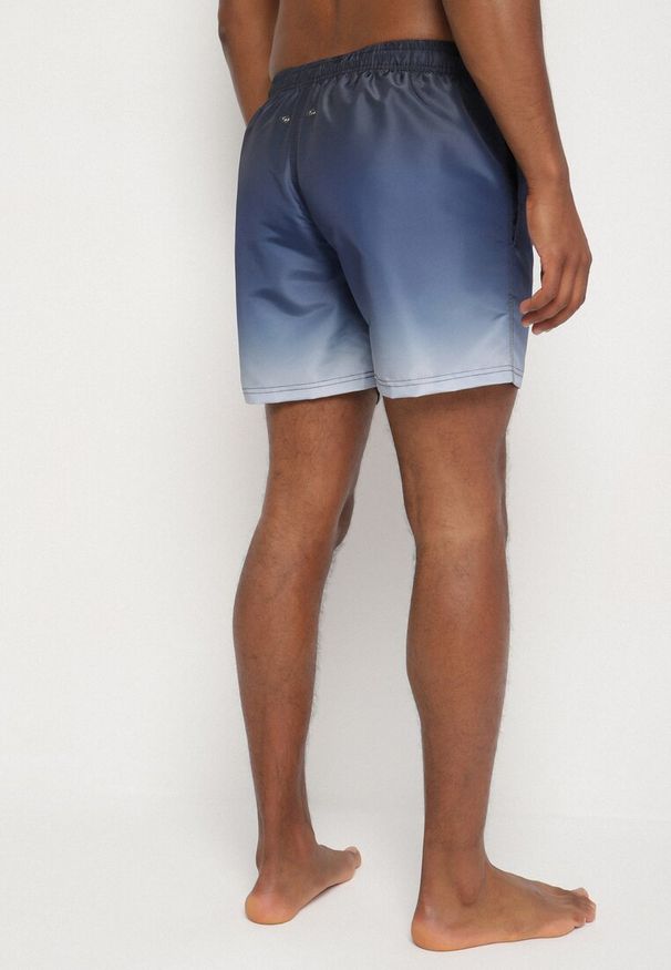 Born2be - Granatowe Kąpielówki z Cieniowanym Wzorem Izantia. Kolor: niebieski