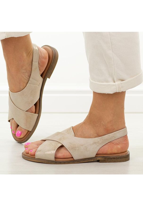 POTOCKI - Złote płaskie sandały damskie Potocki 12798. Okazja: na spacer, na co dzień. Kolor: złoty. Materiał: skóra. Sezon: wiosna, lato. Styl: casual, elegancki, klasyczny, wakacyjny