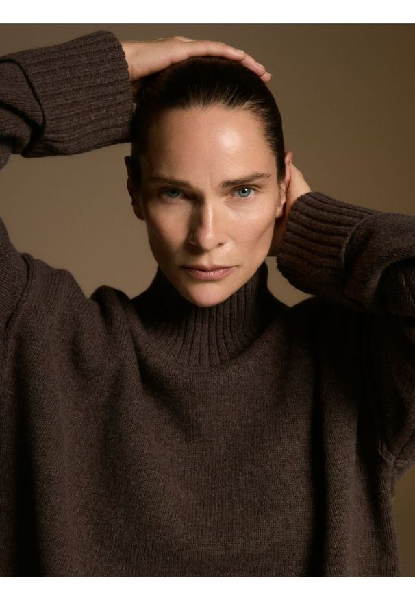 Reserved - Wełniany sweter z golfem - ciemnobrązowy. Typ kołnierza: golf. Kolor: brązowy. Materiał: wełna