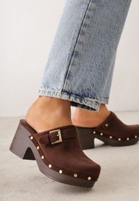 Born2be - Ciemnobrązowe Klapki Chodaki na Słupku z Imitacji Drewna Zdobione Nitami i Sprzączką Salona. Okazja: na co dzień. Kolor: brązowy. Materiał: zamsz. Wzór: aplikacja. Sezon: lato. Obcas: na słupku. Styl: boho, wakacyjny, casual, klasyczny. Wysokość obcasa: średni #9