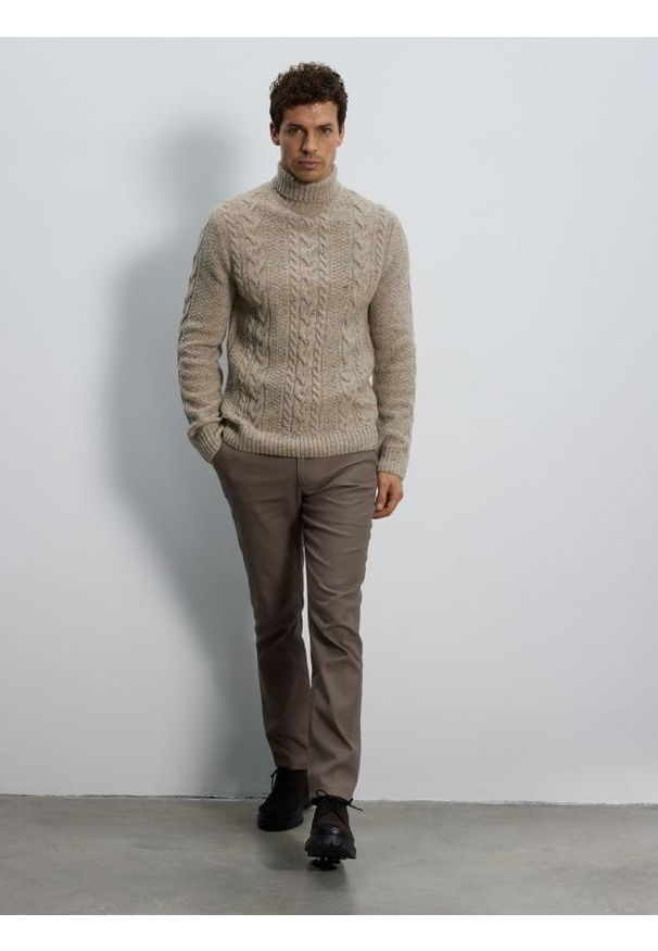 Reserved - Golf z wełną - beżowy. Typ kołnierza: golf. Kolor: beżowy. Materiał: wełna