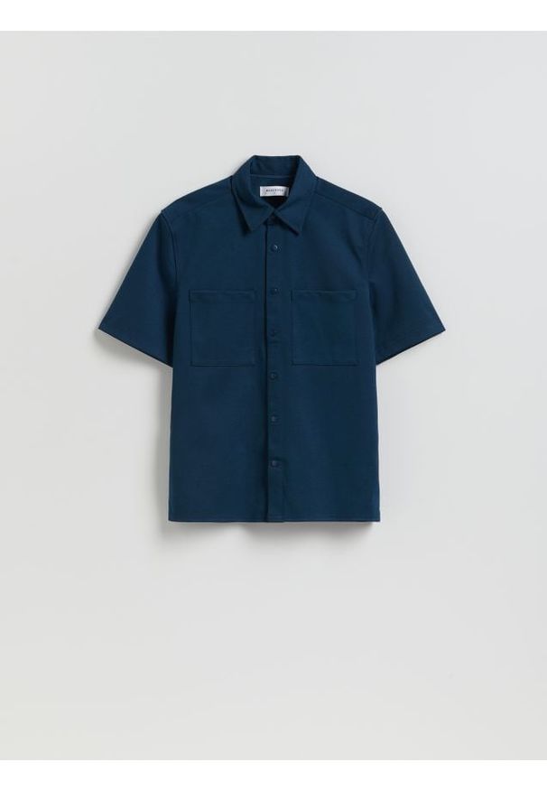 Reserved - Koszula regular z dodatkiem włókna bambusowego - granatowy. Kolor: niebieski. Materiał: włókno