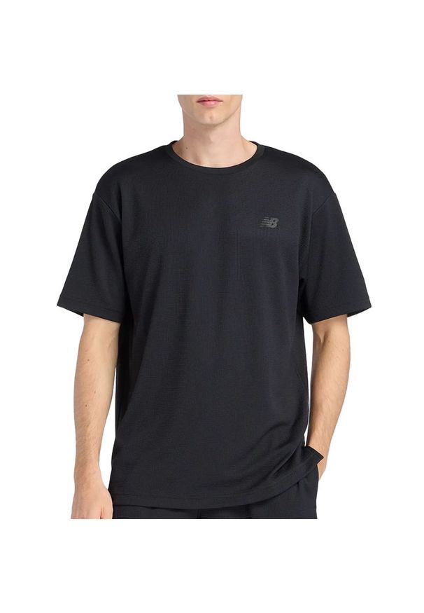 Koszulka męska New Balance MT6100FRBK - czarna. Kolor: czarny. Materiał: materiał, poliester. Długość rękawa: krótki rękaw. Długość: krótkie
